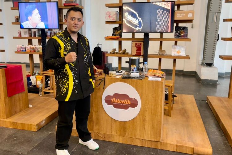 Direktur CV. Astoetik Indonesia, Aris Stiyawan berinovasi di industri batik dengan pendekatan modern. Sebagai seorang lulusan Teknik Elektro, Aris Stiyawan (34), awalnya tidak pernah menyangka bahwa dirinya akan mendalami dunia batik.