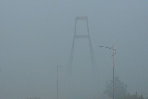 Penampakan Parahnya Kabut Asap di Sumsel, Jembatan Ikon Ogan Ilir Pun Sampai Tak Terlihat 