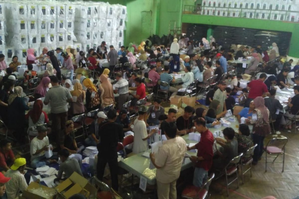 Suasana pelipatan surat suara Pemilu di GOR Voli Kota Bekasi, Senin (11/3/2019).