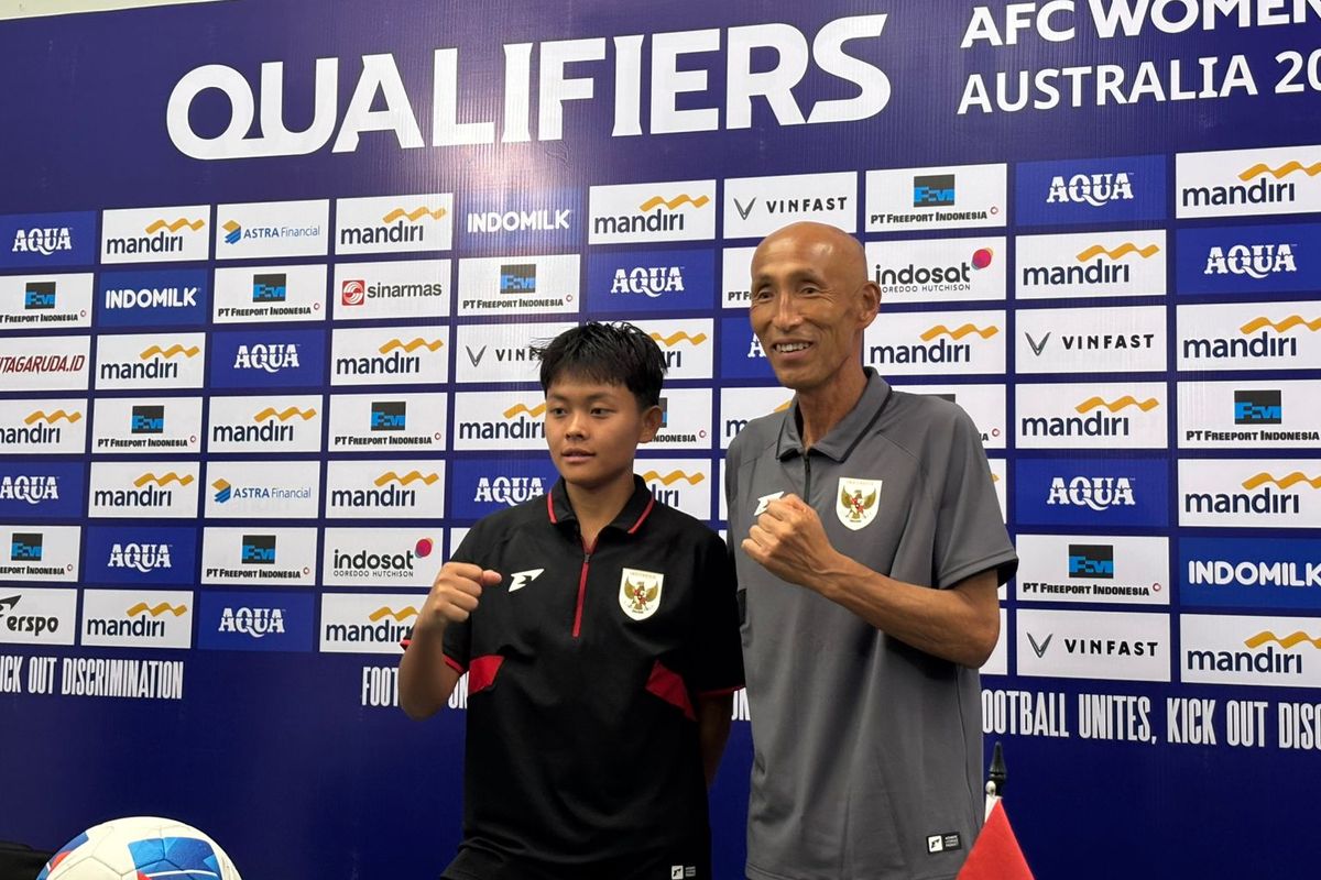 Helsa Maeisyaroh (kiri) bersama pelatih Satoru Mochizuki usai menjalani konferensi pers pascalaga Kualifikasi Piala Asia 2026 putri antara timnas putri Indonesia vs Taiwan di Stadion Indomilk Arena, Tangerang, Sabtu (5/7/2025).