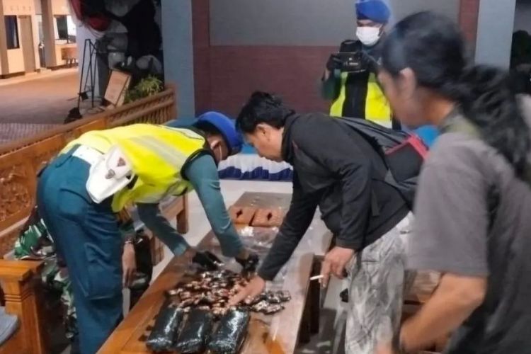 Aksi Kejar-kejaran di Laut, Lanal Karimun Gagalkan Penyelundupan 240 Cartridge Vape Berisi Narkotika