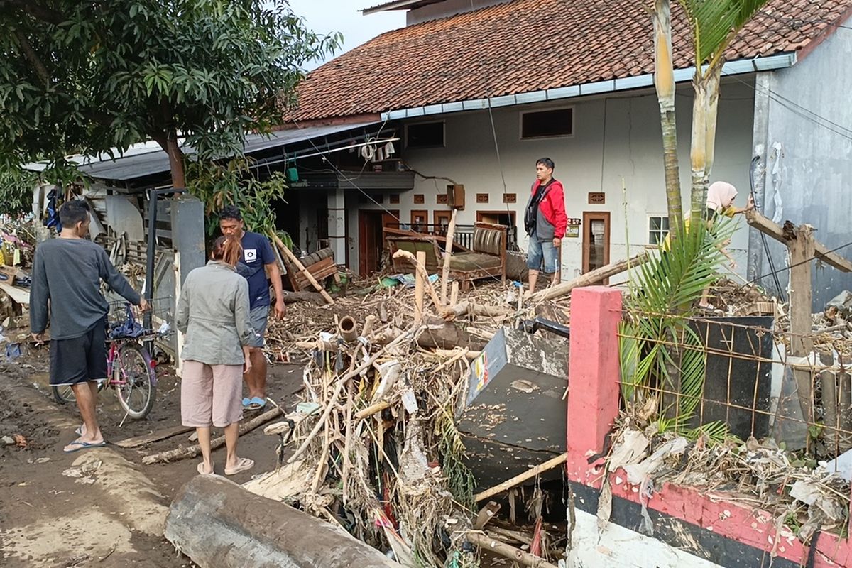 Kondisi rumah warga di RT 01 RW 17, Kampung Lamajang Peuntas, Desa Citereup, Kecamatan Dayeuhkolot, Kabupaten Bandung, Jawa Barat, pada Jumat (12/1/2024) yang rusak akibat diterjang aliran sungai Cigede pada Kamis sore