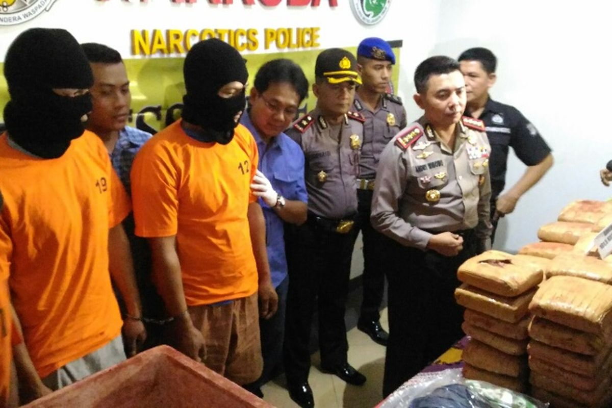 Kapolres Metro Jakarta Timur Kombes Pol Andry Wibowo saat ungkap kasus peredaran ganja seberat 101,5 kilogram, di Mapolres Jakarta Timur, Senin (10/7/2017).