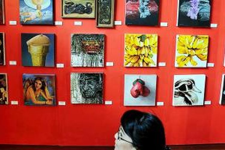 Pameran ”ISI ISI” di Galeri Kemang 58, Jakarta, Jumat (21/2/2014). Pameran diikuti seniman Yogyakarta, lintas usia, lintas pengalaman, dan lintas komunitas yang masing-masing merespons bidang karya seluas 35 cm x 35 cm.