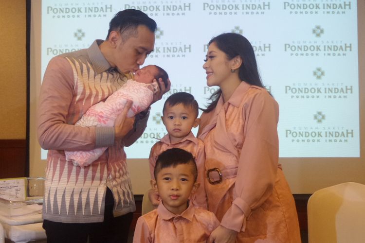 Ketua Fraksi Partai Demokrat DPR RI Edhie Baskoro Yudhoyono didampingi istri, Siti Ruby Aliya Rajasa dan dua anak laki-lakinya saat memperlihatkan putri mereka yang baru lahir, Gayatri Idaliya Yudhoyono di RS Pondok Indah, Jakarta Selatan, Selasa (2/1/2018).