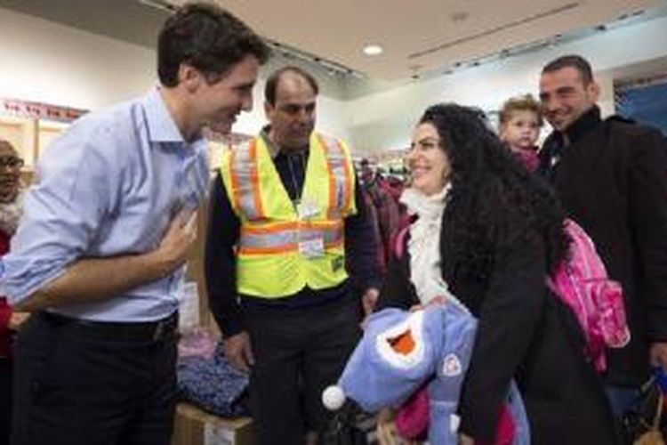 Perdana Menteri Kanada Justin Trudeau menyambut hangat imigran Suriah yang tiba di Bandara Toronto Pearson, Jumat (11/12)