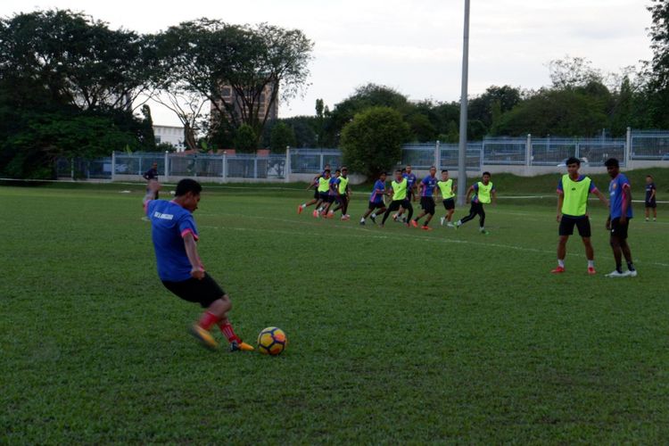 Pemain Selangor FA asal Indonesia, Evan Dimas, sedang mengeksekusi tendangan bebas dalam sesi latihan.