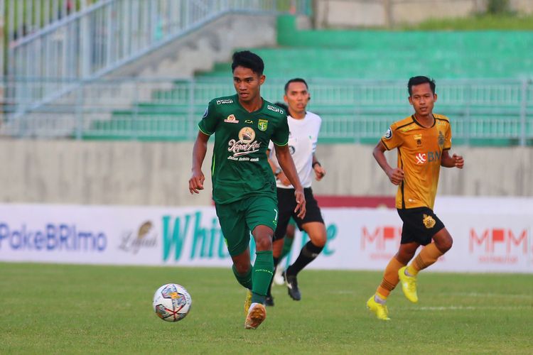 Pemain Persebaya Surabaya Marselino Ferdinan menggiring bola saat pertandingan pekan ke-20 Liga 1 2022-2023 melawan Bhayangkara FC yang berakhir dengan skor 2-1 di Stadion Gelora Joko Samudro Gresik, Senin (23/1/2023) sore.