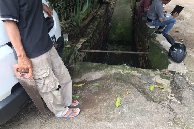 Kondisi saluran air di Komplek Polri Pondok Karya, Pela Mampang, Mampang Prapatan, Jakarta pada Senin (2/11/2020). Warga menilai saluran air berbahaya lantaran tak ada pengaman, tak terlihat saat banjir, dan berarus deras.
