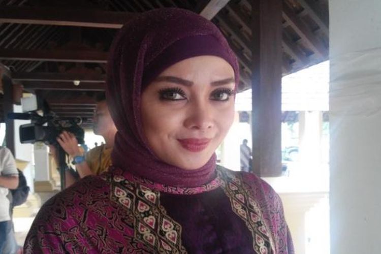 Terry Putri hadir dalam resepsi pernikahan Yulia Rachman dan Alzipco Hefzi, di Hotel Novotel, Bogor, Jawa Barat, Sabtu (18/4/2015).