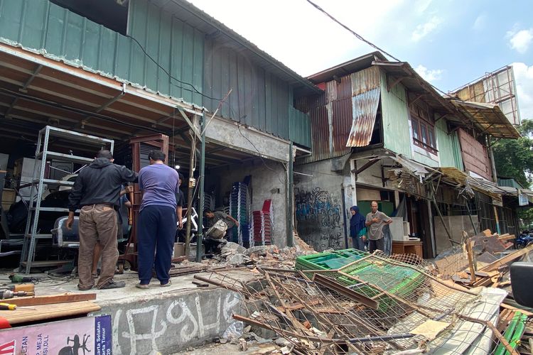 Kondisi Ruko di Setiabudi Porak Poranda Usai Ditabrak Bus TransJakarta