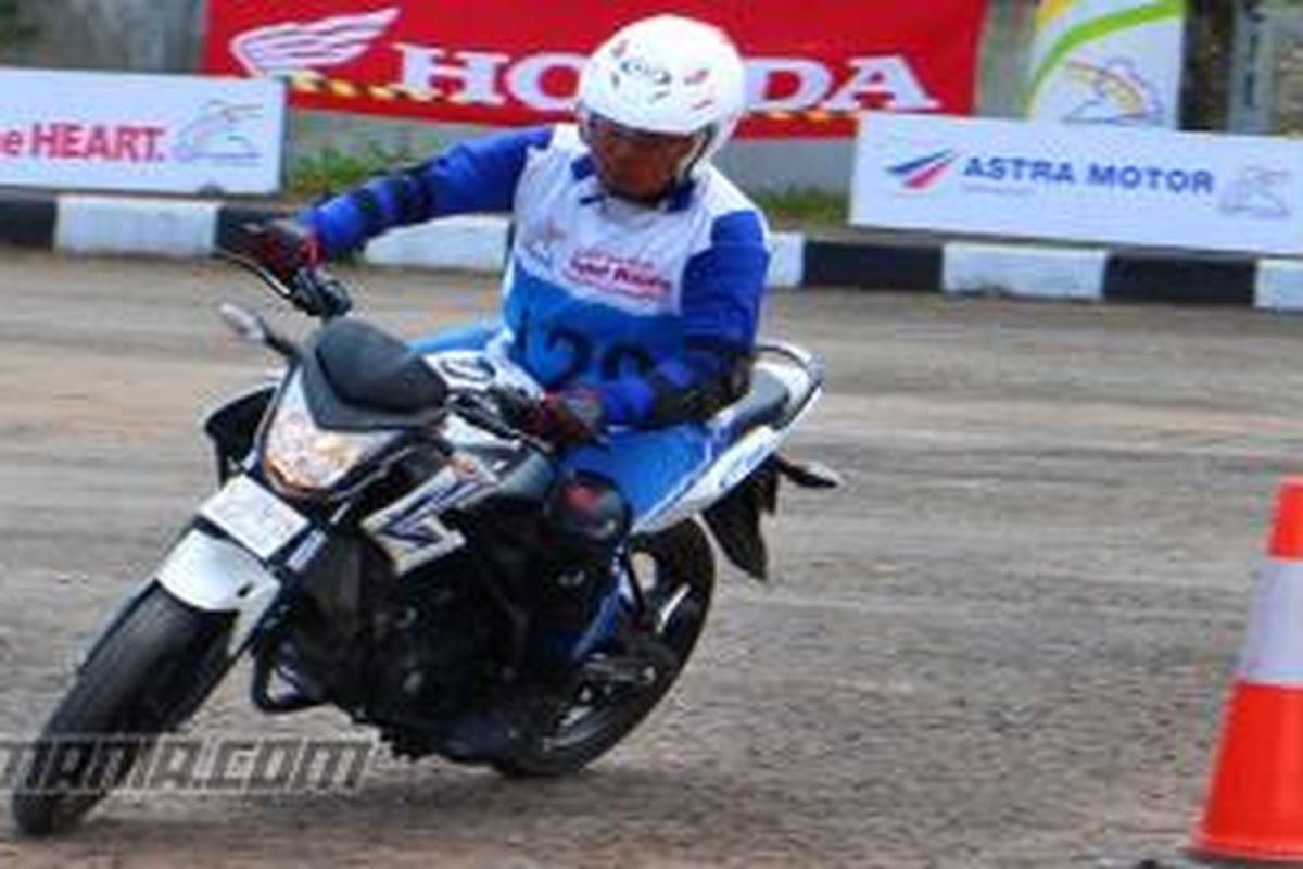 Teknik pengereman sepeda motor, jari tidak ada yang menyentuh tuas saat berkendara.