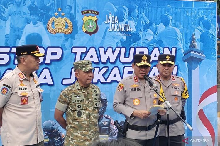 Kapolda Metro Jaya Irjen Pol Asep Edi Suheri memberikan keterangan kepada awak media setelah memimpin apel gelar pasukan Operasi Kepolisian Kewilayahan Pekat Jaya 2026 di Lapangan Presisi Ditlantas Polda Metro Jaya, Jakarta, Rabu (28/1/2026). 