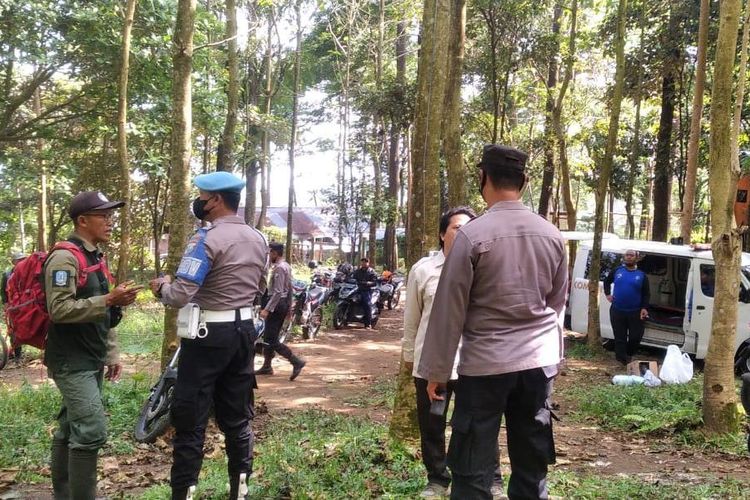 Seorang pendaki yang sebelumnya berkemah di Bukit Krapyak, Pacet, Mojokerto, Jawa Timur, dinyatakan hilang sejak Minggu (11/9/2022) siang. Pada Selasa (13/9/2022), petugas gabungan diterjunkan untuk mencari keberadaan korban.