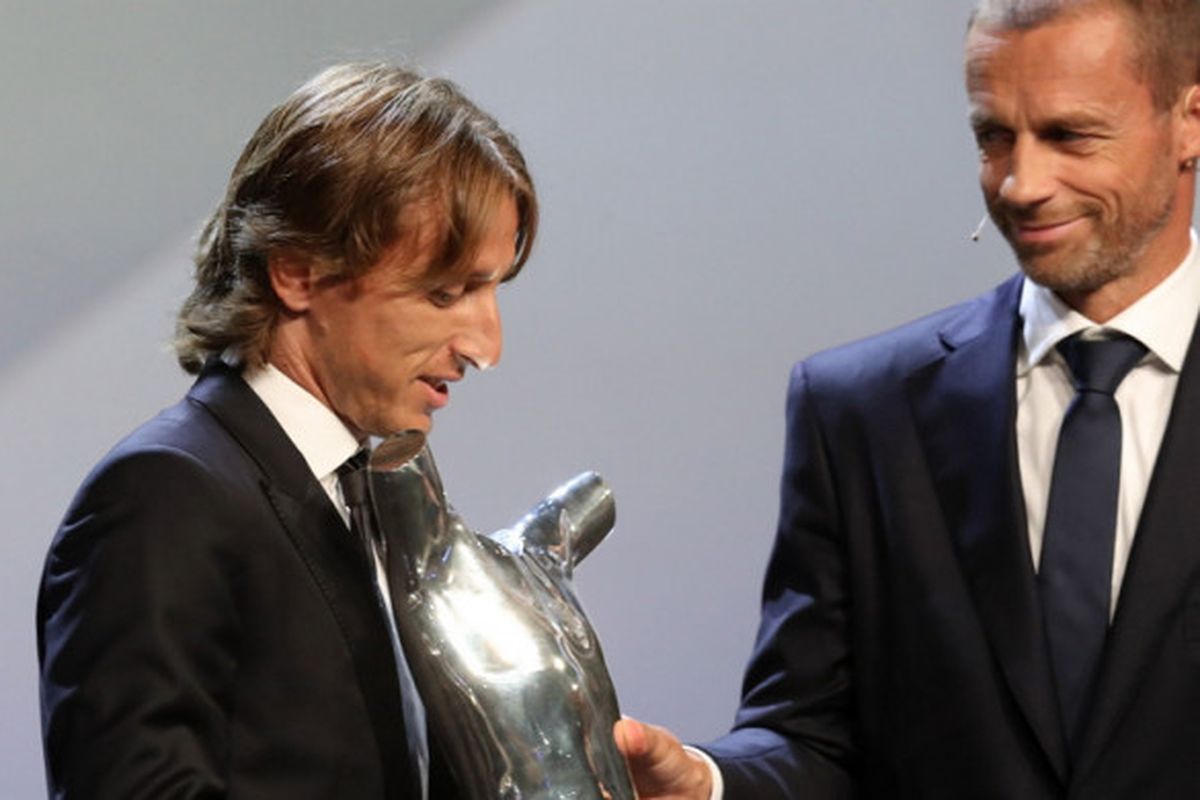 Gelandang Real Madrid asal Kroasia, Luka Modric (tengah), saat menerima trofi penghargaan sebagai Pemain Terbaik Eropa 2017-2018 dari Presiden UEFA, Aleksander Ceferin (kanan), dalam pengundian fase grup Liga Champions di The Grimaldi Forum, Monako, pada 30 Agustus 2018.