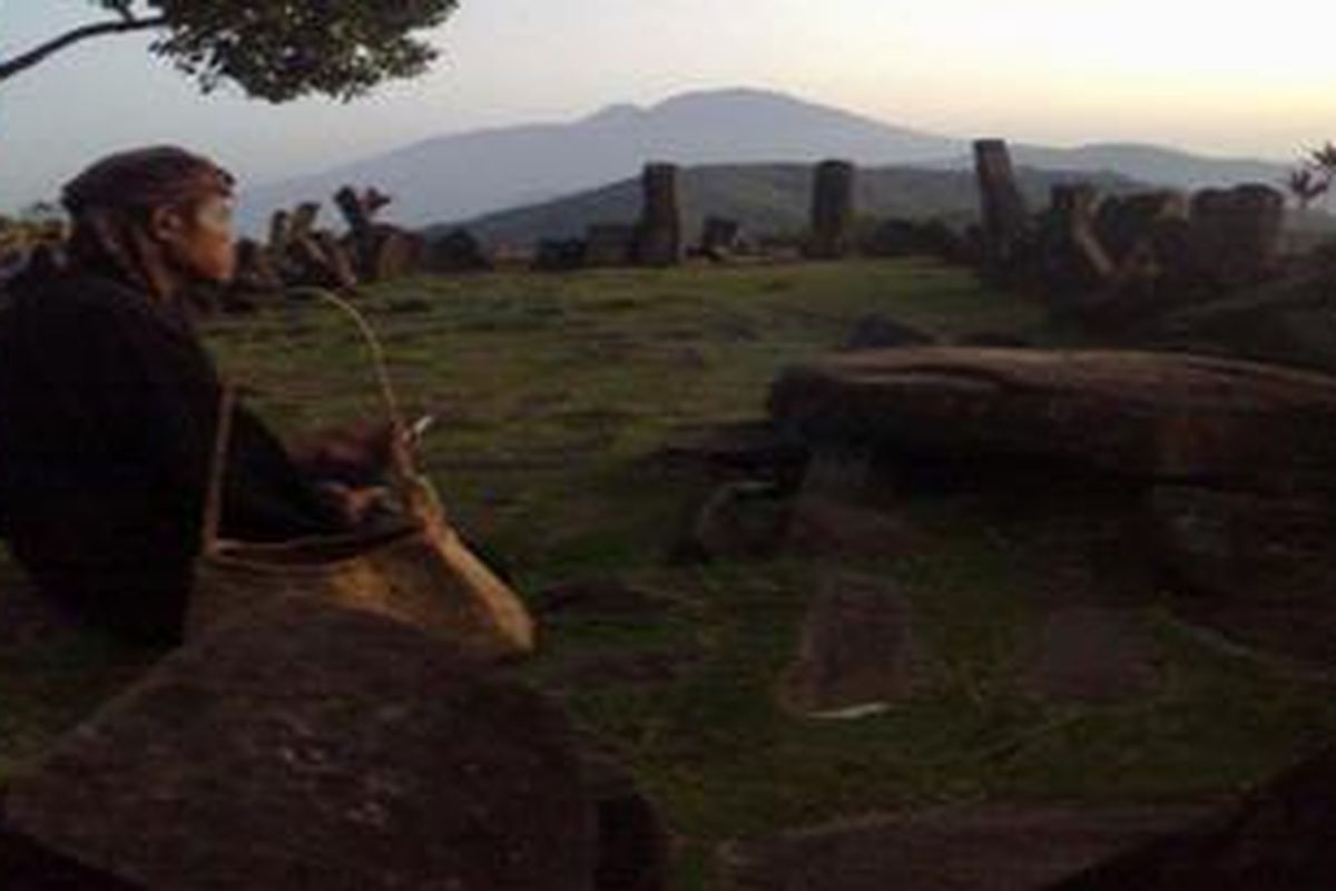 FMPSM (Forum Masyarakat Peduli Situs Megalith Gunung Padang) dan HW Project menampilkan hal lain dalam tradisi ngabungbang, Sabtu (7/7/2012). Selain berdoa dan berzikir, akan diadakan juga pementasan kesenian yang diisi tujuh kelompok seniman. 