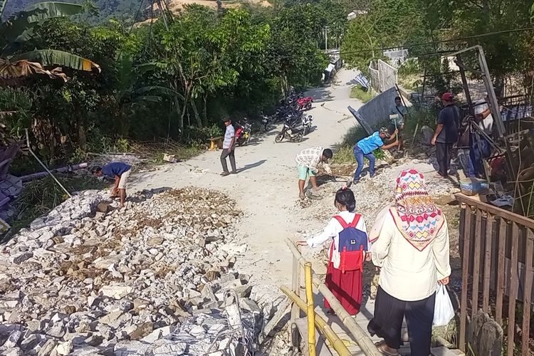 Bencana pergerakan tanah sepanjang 1 kilometer terjadi Kampung Curug, Desa Bojong Koneng, Kecamatan Babakan Madang, Kabupaten Bogor, Jawa Barat, Rabu (14/9/2022) sore. Akibatnya, sejumlah unit bangunan, rumah warga, jalan kampung rusak hingga terancam roboh.