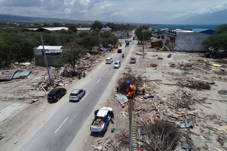 Petugas memperbaiki jaringan listrik di Jalan Trans Sulawesi di Mamboro, Kecamatan Palu Utara, Palu, Sulawesi Tengah, yang putus akibat gempa dan tsunami, Sabtu (6/10/2018). Jaringan listrik di beberapa wilayah di Kota Palu sudah mulai menyala.