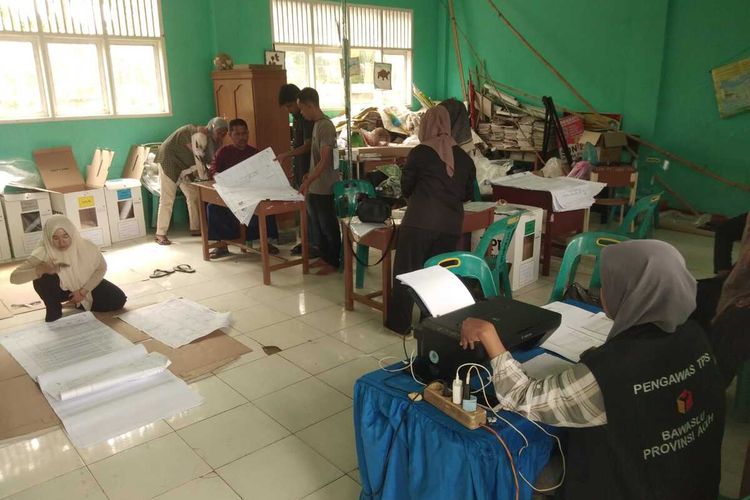 Suasana penghitungan suara di Desa Cut Mamplam, Kecamatan Muara Dua, Kota Lhokseumawe, Provinsi Aceh, Kamis (15/2/2024)