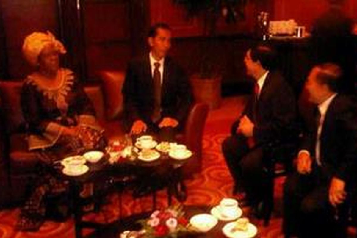 Gubernur DKI Jakarta Joko Widodo (dua dari kiri) menghadiri silaturahim Diplomatic Corps Gathering bersama duta besar negara sahabat yang memiliki hubungan diplomatik dengan Indonesia. Pertemuan itu diselenggarakan di Flores Room, Hotel Borobudur, Jakarta, Selasa (4/12/2012).