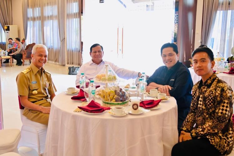 , Menteri Pertahanan Prabowo Subianto bersama Gubernur Jawa Tengah yang juga bakal capres dari PDI-P, Ganjar Pranowo, melakukan salam komando saat berada di Bandara Adi Sumarmo, Karanganyar, Jawa Tengah, Senin (24/7/2023).
