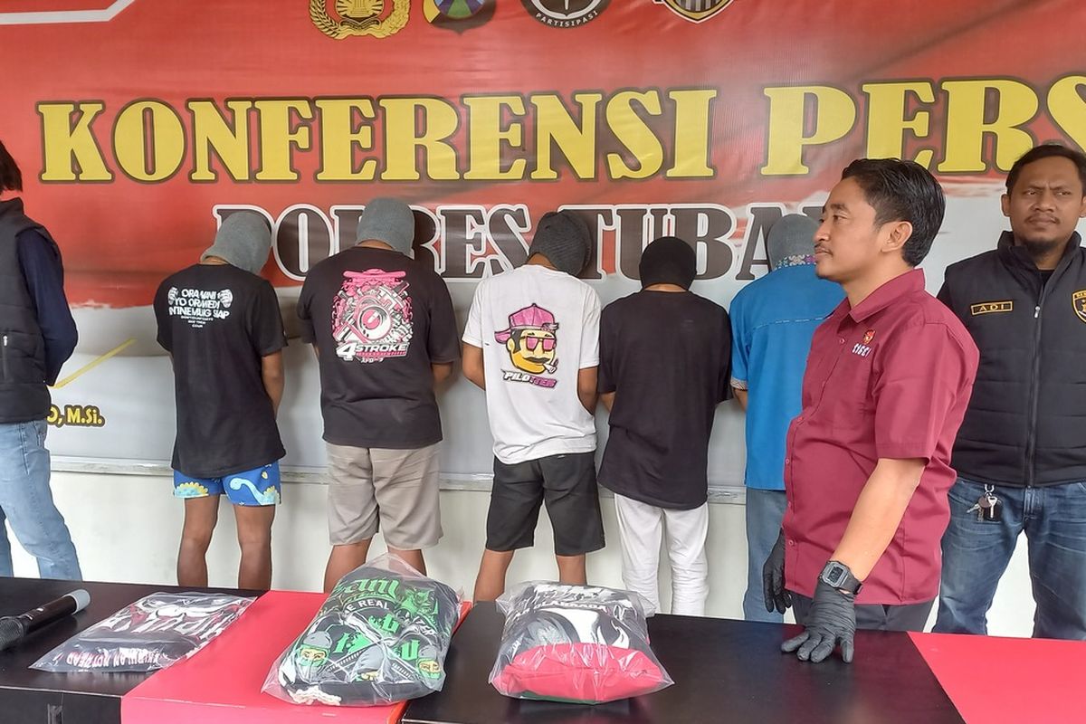 Kapolres Tuban, AKBP Suryono saat menginterogasi para pesilat yang telah melakukan pengeroyokan terhada dua pelajar di Jalan Raya Pakah - Rengel, Desa Sumuragung, Kecamatan Plumpang, Kabupaten Tuban, Jawa Timur.. Selasa (23/1/2024).