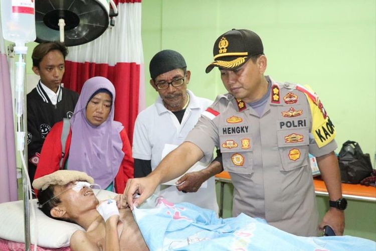 Kapolres Karimun saat melakukan peninjauan ke Erlandra korban tumor otak