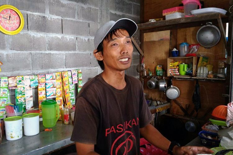 Hariadi saat meladeni pengunjung yang memesan seduhan kopi dari kulit buah manggis di warung miliknya.