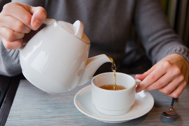 Teh mengandung kafein dan sifatnya asam, yang dapat memicu refluks asam. Namun, Anda masih tetap bisa minum teh saat refluks asam kambuh.
