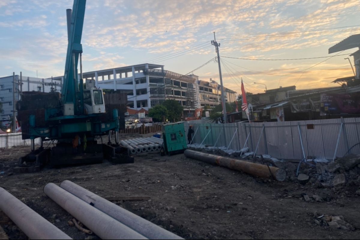 Proses pengerjaan terowongan pejalan kaki di Surabaya, Rabu (7/8/2024).
