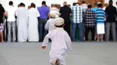 Cara Mengajarkan Anak Shalat Tanpa Membuatnya Tertekan