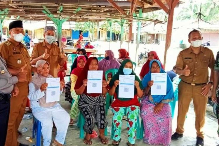 Warga menjalani vaksinasi di Kabupaten Rokan Hulu, Riau, Jumat (17/12/2021).