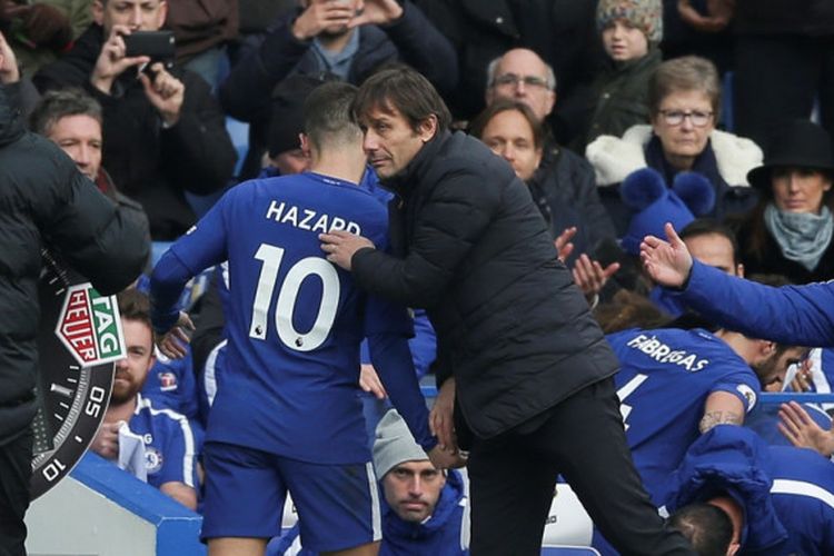 Manajer Chelsea, Antonio Conte (kanan), menepuk punggung Eden Hazard yang ditarik keluar dalam laga Liga Inggris kontra Newcastle United di Stadion Stamford Bridge, London, pada 2 Desember 2017.