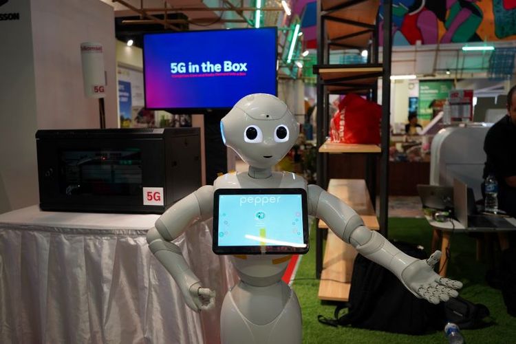 Artificial intelligence (AI) Robot yang dapat menyapa pengunjung secara langsung merupakan salah satu use case pada Showcase 5G Telkomsel . 

