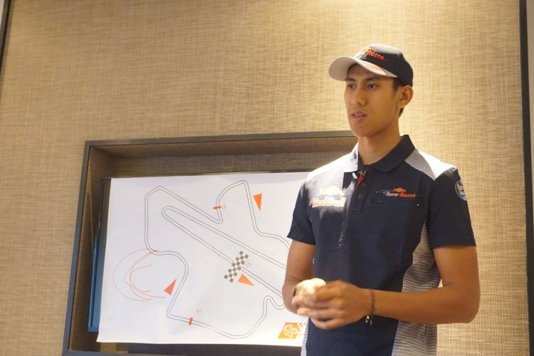 Sean Gelael menjelaskan tantangan di Sirkuit Sepang melalui sebuah peta di Hotel Sama Sama, Sepang, satu hari menjelang FP 1 GP Malaysia atau Kamis (29/9/2017).