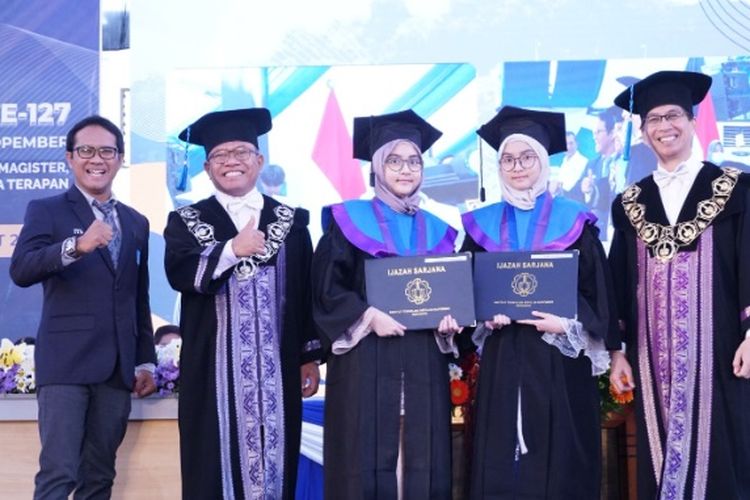 Zahra Fithriyah Muna dan Zahirah Salma Nuha lulus dari ITS dengan predikat cumlaude.