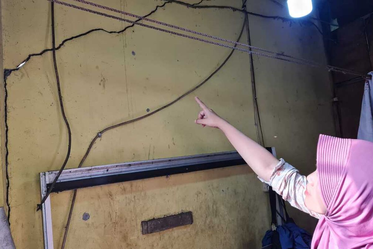 Sejumlah warga menunjukkan kerusakan rumah dan toko mereka akibat dampak pembangunan proyek Jembatan Cikereteg, Desa Ciderum, Kecamatan Caringin, Kabupaten Bogor, Jawa Barat, Senin (22/5/2023). Toko dan rumah warga retak-retak akibat getaran alat berat.