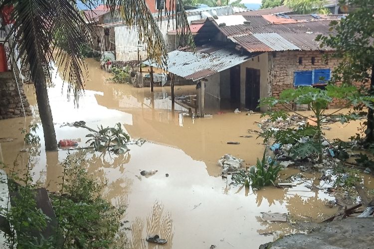 Rumah warga terendam banjir di kampung baru Berok, Padang, Jumat (28/11/2025)
