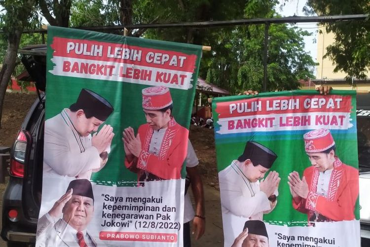 Tim Gerindra Aceh memperlihatkan bentuk spanduk Prabowo Subianto yang beredar di Banda Aceh, Rabu (21/9/2022). 