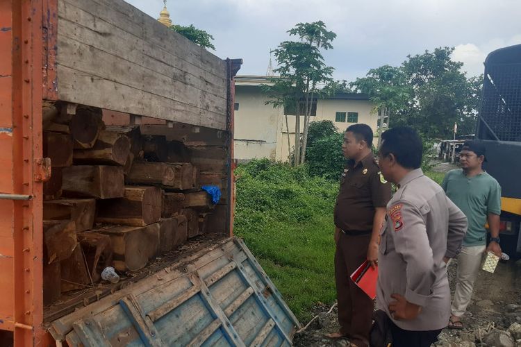 Jajaran Polres Dompu saat melimpahkan barang bukti kayu hasil Ilegalloging ke Kejaksaan Negeri (Kejari) Dompu, Kamis (24/11/2022).