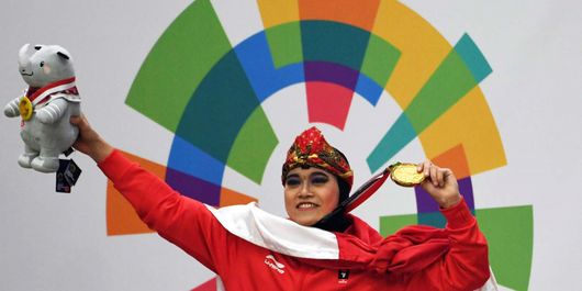 Pesilat Indonesia peraih medali emas Puspa Arumsari berpose usai upacara penyerahan medali nomor tunggal putri pencak silat seni Asian Games 2018 di Padepokan Pencak Silat Taman Mini Indonesia Indah (TMII), Jakarta, Senin (27/8/2018).