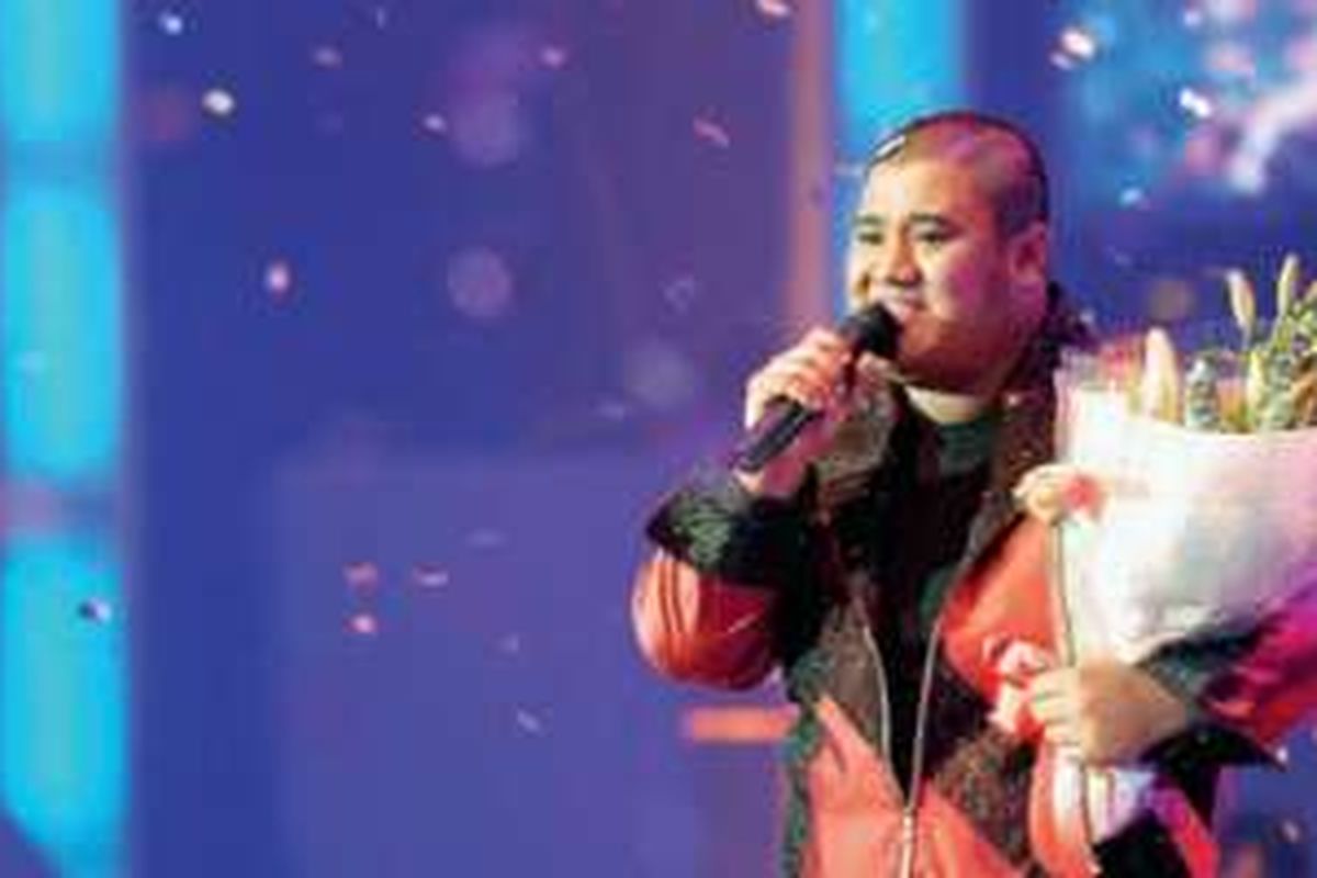 Michael Prabawa Mohede (Mike) membawakan theme Indonesian Idol sesaat setelah resmi diumumkan menjadi pemenang Indonesian Idol 2 di Jakarta Convention Center, Sabtu (13/8/2005). 