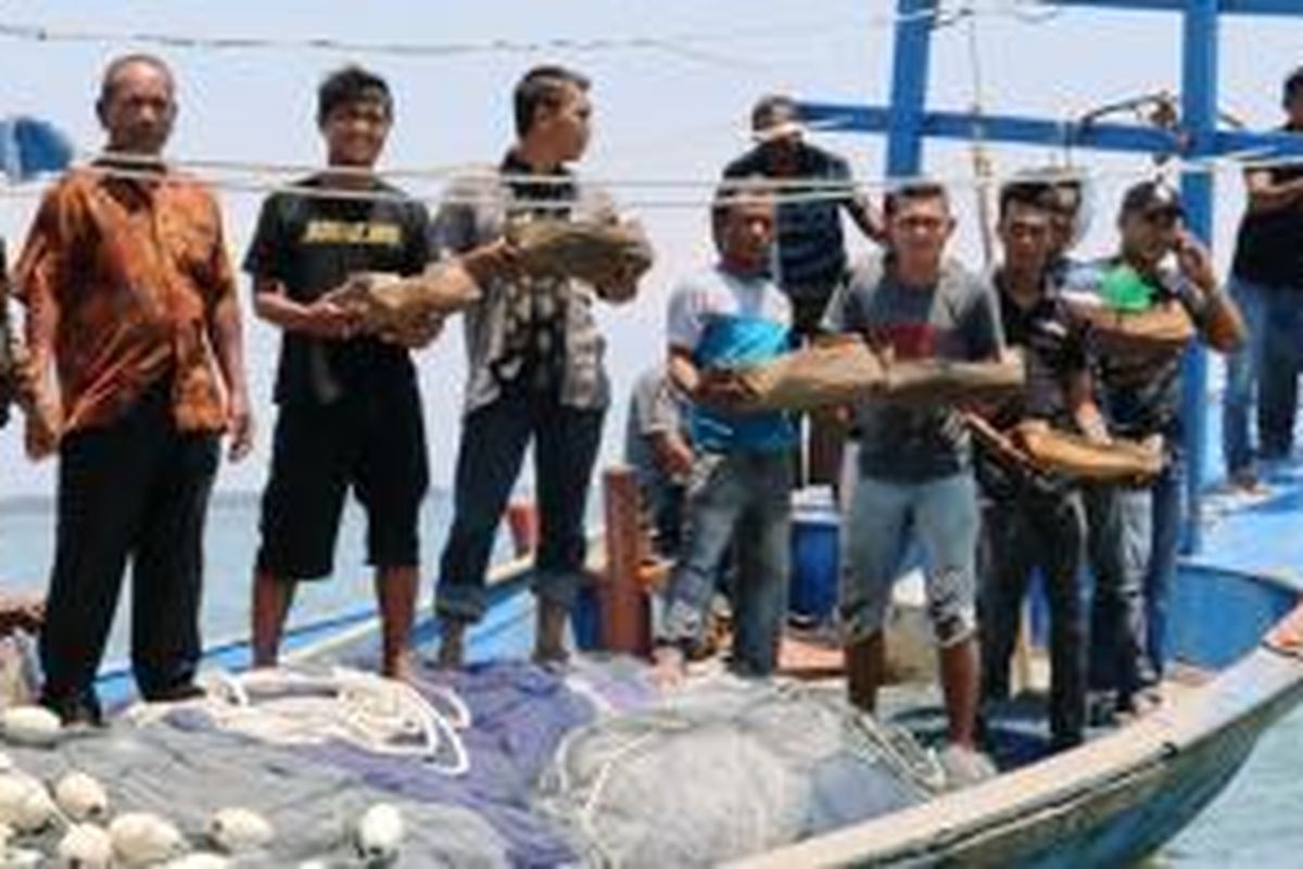 Nelayan di Meulaboh, Kabupaten Aceh Barat, menggelar Kenduri Laot sebagai bentuk rasa syukur mereka kepada Sang Pencipta yang telah memberikan keselamatan dan melimpahkan hasil tangkapan ikan kepada mereka.