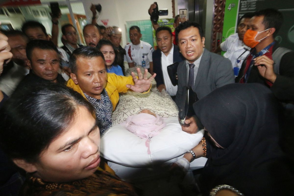 Ketua DPR Setya Novanto dibawa keluar dari Rumah Sakit Medika Permata Hijau, Jakarta, Jumat (17/11/2017). Setya Novanto dibawa ke RSCM untuk tindakan medis lebih lanjut.