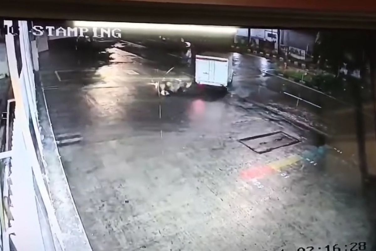 Momen sopir mobil box nekat tabrak tiga pelaku begal di Jalan Gaya Motor Raya, Sunter, Jakarta Utara, Sabtu (21/12/2024).