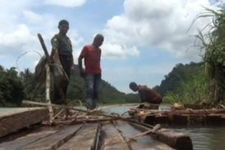 Puluhankayu hasil ilegal logging disita petugas poliis kehutana polewali Mandar jumat (27/2). Kayu yang ditemukanterdampar di pinggir sungai tanpa pemilik ini diduga hasil pembalakan luar dari kawasna hutan lindung di polewali mandar.