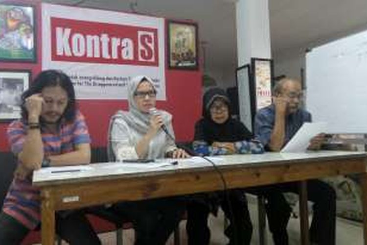 Komisi untuk Orang Hilang dan Korban Tindak Kekerasan bersama keluarga korban kasus pelanggaran berat HAM Masa lalu saat memberikan keterangan di kantor Kontras, Kramat, Jakarta Pusat, Rabu (24/8/2016).