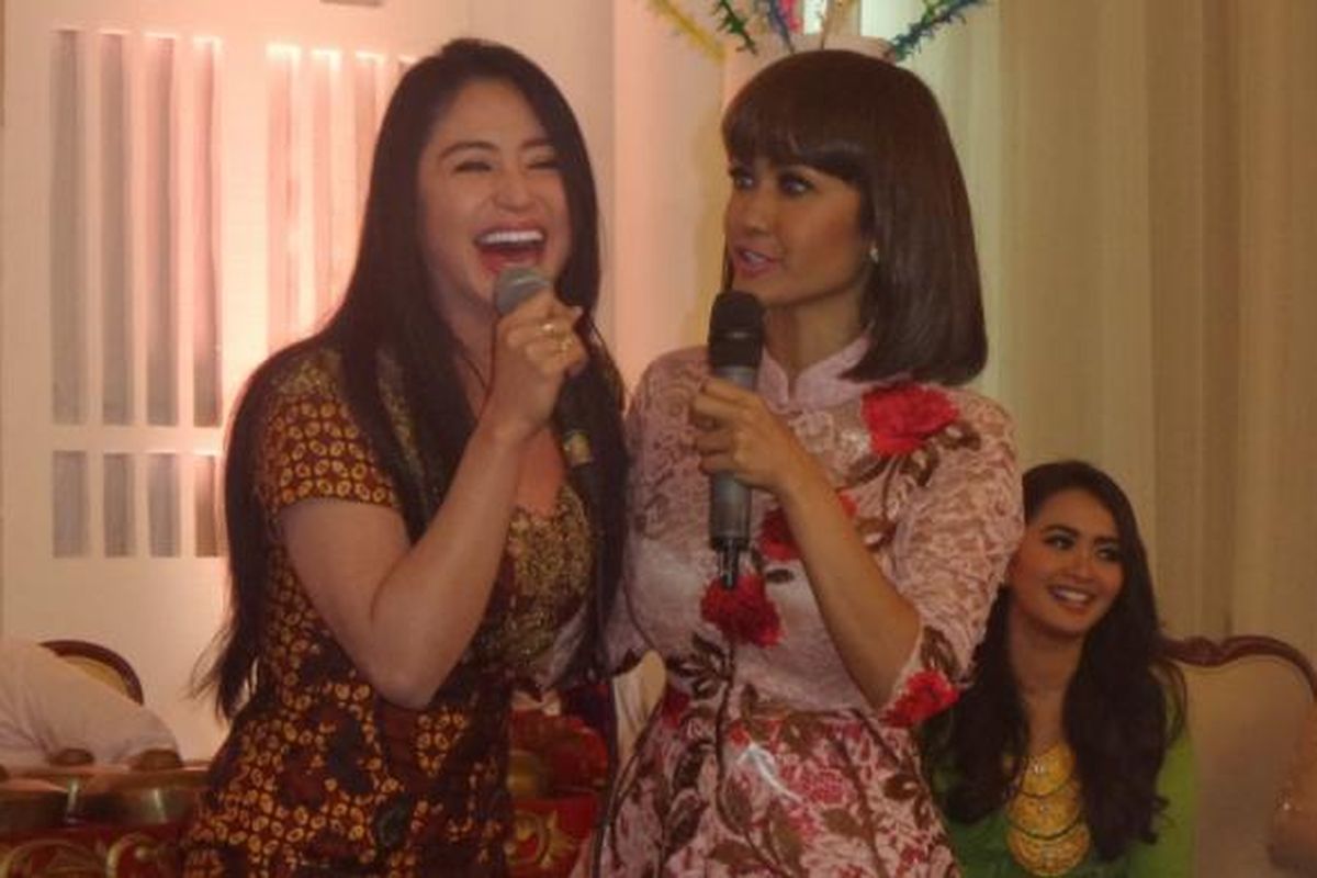 Julia Perez dan Dewi Perssik berduet di panggung acara khitanan putra bungsu Eko Patrio dan Viona di Balaii Sudirman, Tebet, Jakarta Selatan, Sabtu (3/12/2016).