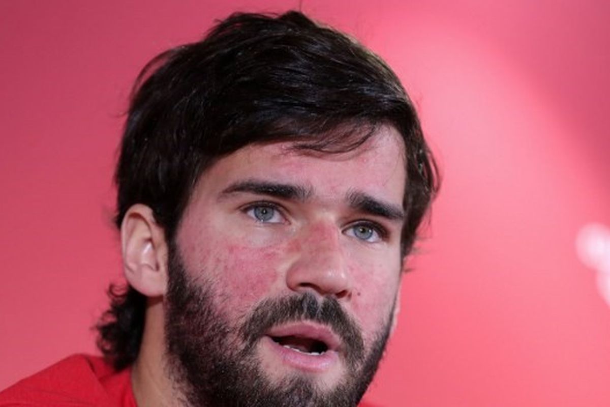 Kiper Liverpool, Alisson Becker menghadiri konferensi pers di Stadion Internasional Khalifa di ibukota Qatar, Doha pada 20 Desember 2019.