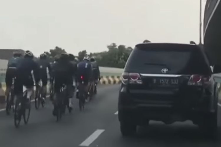 Sebuah video yang merekam rombongan pesepeda menerobos masuk ke Jalan Layang Non Tol (JNLT) Antasari beredar viral di media sosial.